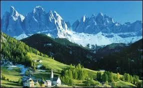 Dans la fable de La Fontaine, de quoi accouche la montagne ?