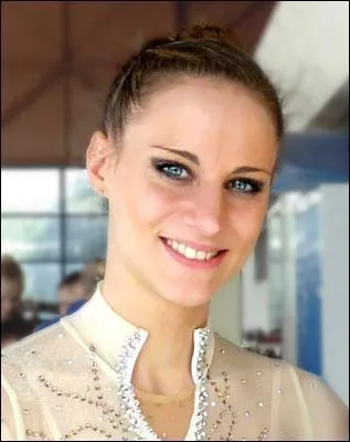 Comment s'appelle la gymnaste sur la photo ?