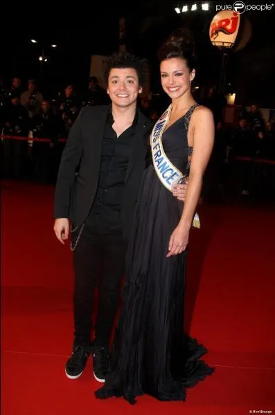 Aux NRJ Music Awards, qui embrasse-t-il ?