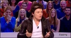 Au  Grand Journal , il se rase la tte pour avoir un baiser de :