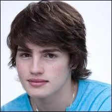 Comment s'appelle le dernier petit ami d'Alex et quelle est sa nature ?