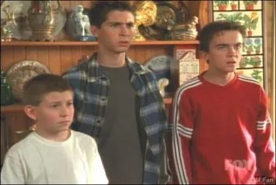 Quand Rwandy attend Reese, Malcolm et Dewey pour se venger, alors qu'eux restent dans leur maison, dans quel ordre sortent-ils finalement ?