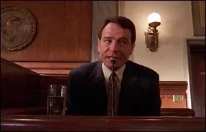 Quand Hal est accus de dtournement de fonds et d'avoir un compte aux les Camans, quelle remarque de Malcolm lui permet de gagner le procs ?