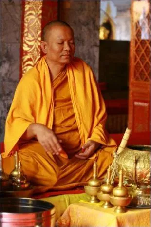 Dans quels pays les moines portent-ils cette robe safran ?