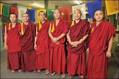 Dans quels pays les moines sont-ils vtus d'une robe bordeaux ?