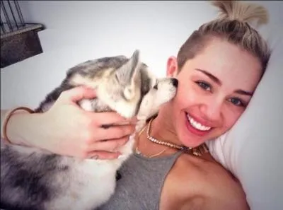 Sur cette photo, quel est le prnom de son chien ?