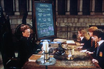 Minerva McGonagall, professeur de Poudlard connu pour être stricte et rigoureuse, assure la direction de la maison depuis 1970. Quel cours dispense-t-elle à Poudlard ?