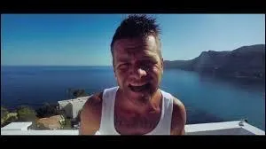 Dans ce clip le jeune chanteur franais a dcid de faire un duo avec une personne de sa famille.