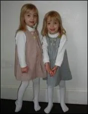 Comment s'appellent ses deux demi-surs jumelles ?