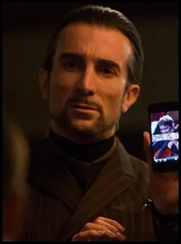 Ce Sud-Africain s'est fait connaitre grce au  District 9  de son pote Neill Blomkemp. Dans un rle beaucoup plus sobre, mais trs emprunt, il incarne ici un tranger qui semble avoir une importance toute particulire dans l'emprisonnement de Joe... Quel acteur incarne ce rle ?