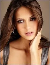 Pour qui Elena a-t-elle des sentiments ?