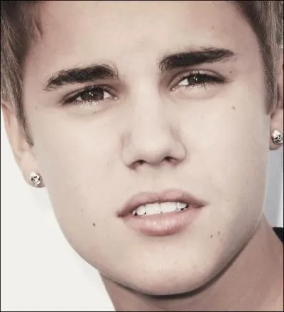 Laquelle de ces chansons contient les paroles  Your lips, my biggest weakness...   ?