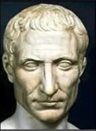 César : ''Jules César fut un grand stratagème. Il noya les révoltes dans des infusions de sang : en -52, il a complètement la Gaule. Il fut assassiné par les Ides de Mars et on lui fit des funérailles à toutes pompes. Octave prit l'Occident et Rome ; Antoine prit l'Orient et Cléopâtre.''