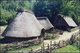 Gaulois : ''Les Gaulois habitaient dans des puttes, élevaient des poules, des canards et des dolmens. Ils buvaient de l'hydrogène. Vercingétorix voulait que les Gauloises s'opposent aux Césariennes. Vaincu à Alésia, près de la porte d'Orléans, il mourut de soif dans un cachot dont les murs ruisselaient d'humidité.''