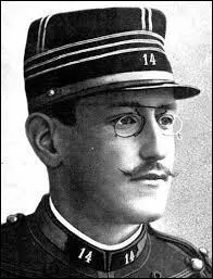 IIIe République : ''Le Président est élu pour sept ans et renouvelable par tiers tous les trois ans. Lyautey conquit le Maroc sans tirer un coup et par l'amour. Dreyfus était un bouc hémisphère. L'attentat de Sarajevo fut la goutte d'eau qui mit le feu aux poudres. Pendant la grande guerre, Georges Guynemer abattit beaucoup d'avions ennemis avec son espadrille.''