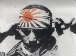 39 / 45 : La Société des Nations est une assemblée de délégués qui préparent la guerre. La population de l'Italie était très faible ; quelques années plus tard, elle avait doublé grâce à un effort personnel de Mussolini. La première bombe atomique a tué des milliers d'Hirochinois. Les Japonais se sont rendus quand les bateaux de l'escadre américaine ont survolé le Japon.