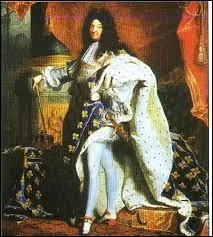 Louis XIV : ''Sous Louis XIV, les hommes portaient des perruches et les femmes des mouches. Colbert fut son meilleur ministre : il tenait les bourses du roi et travaillait 48 heures par jour. Vauban fit faire des frontières : il savait fortifier les filles. Louis XIV dut soutenir de nombreuses guerres car l'Europe se coagula plusieurs fois contre lui.''