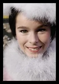 Tonia est la soeur  adoptive  de Youri, qui devient, quand ils deviennent adultes, sa femme, la douce et aimante Tonia. Fille d'une grande icne du muet, il s'agit de :