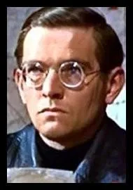 L'impitoyable mais idaliste Pasha, le mari de Lara, qui prend le pseudonyme de Strelnikov quand il devient un gnral bolchvik, est interprt par le mystrieux et nigmatique :