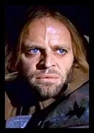 Cet acteur au regard hallucin apparait dans le rle d'un anarchiste qui voyage dans le wagon  bestiaux qui mne Youri et sa famille de Moscou  Varykino. Qui est-ce ?