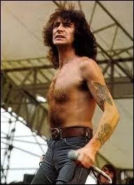 Il intgra AC/DC en 1974 en tant que chanteur. En quelle anne le regrett Bon Scott a-t-il disparu ?