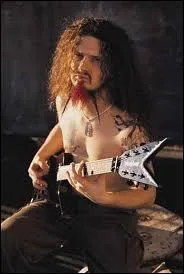 Assassin en 2004, le regrett  Dimebag  Darrell Abbott tait un guitariste talentueux et cratif. Lui aussi parti prmaturment, il tait l'un des membres fondateurs du groupe :