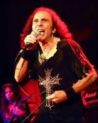 Ronnie James Dio, une des plus grandioses voix du heavy metal, s'en est all en 2010. Dans lequel de ces groupes n'a-t-il jamais offici en tant que chanteur ?