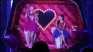 L, Ludmila et Nata chantent :