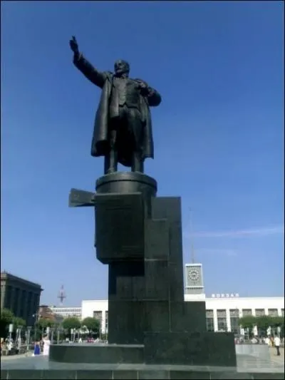 Devant quelle gare se trouve ce monument  Lnine?