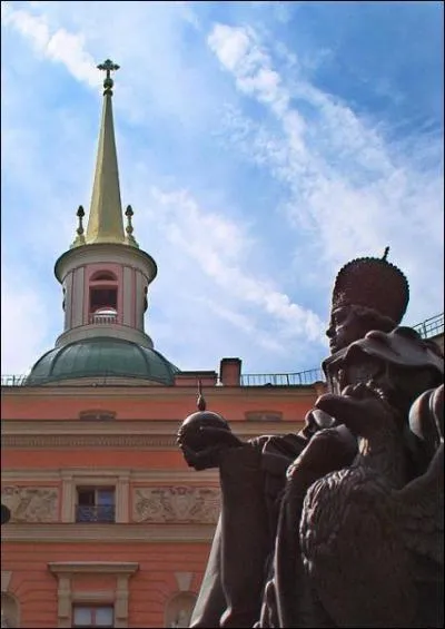 Le monument  Paul Ier se trouve dans la cour...