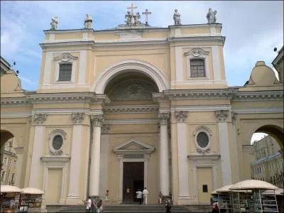 Cette glise sur la perspective Nevski est...