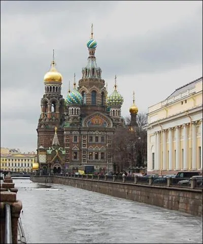 L'glise du Saint-Sauveur-sur-le-Sang-Vers se trouve au bord...
