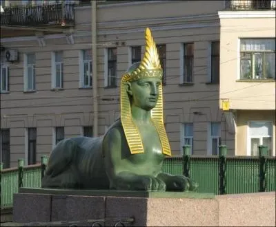 Pour voir ce sphinx, il faut se rendre sur les quais...