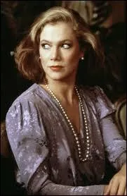 En 1985, Kathleen Turner tourne avec les plus grands. Ici, elle joue le rle d'une tueuse  gages sous la direction de...