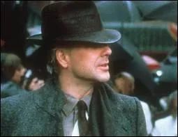 C'est la deuxime collaboration de Mickey Rourke avec Michael Cimino. De quel pays est originaire le personnage qu'il interprte, ironiquement appel   Stanley White   ?