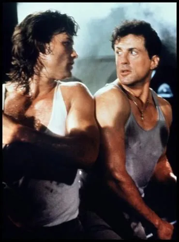 Dans  Tango et Cash , qui est-il par rapport  la jeune femme interprte par Teri Hatcher ?