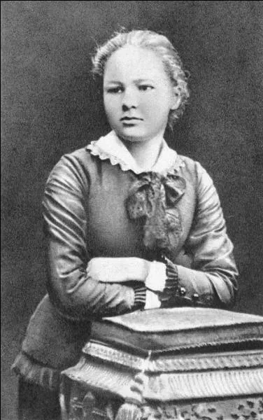 A vous de trouver qui est cette jeune femme. Elle sera mondialement connue sous son nom d'pouse. Elle sera rcompense par deux fois du prix Nobel.