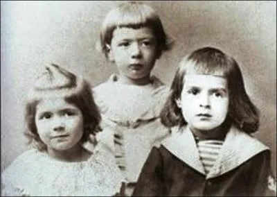 A vous de trouver qui est le personnage central. Il marquera l'histoire de France pendant la 2e Guerre mondiale.