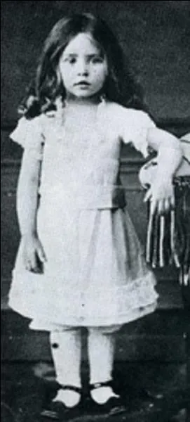 Son vrai prnom est Sidonie Gabrielle. C'est une romancire franaise. Elle a t l'pouse d'un homme qui n'a pas hsit  la berner. Qui est cette jeune fille ?