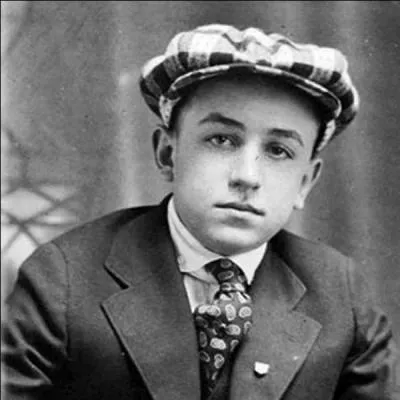 Il sera le crateur d'une petite  bestiole  dont les oreilles seront toujours visibles de la mme faon. Qui est-il ?