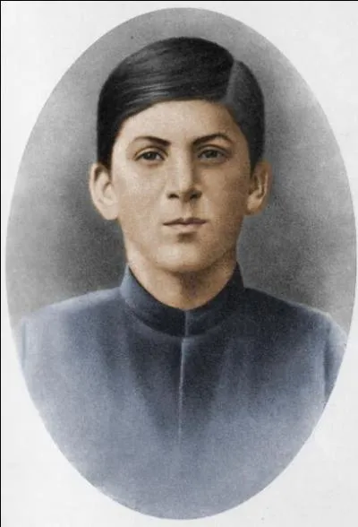 A vous de trouver qui fut cet adolescent ! Il a suivi des tudes religieuses pour devenir sminariste mais il a chang totalement de  voie . Qui est-il ?