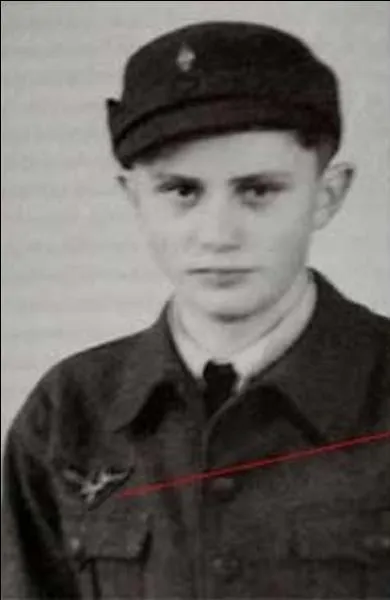 Dans cet uniforme des jeunesses hitlriennes, on ne croirait pas que ce jeune homme deviendrait la sommit d'une des plus importantes religions de l'histoire. Qui est-il ?