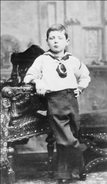 Ce gosse deviendra un officier, puis correspondant de guerre en Afrique du sud (guerre des Boers), plusieurs fois ministre et par deux fois Premier ministre ! Il a pris pour symbole la lettre  V  ! Qui est-il ?