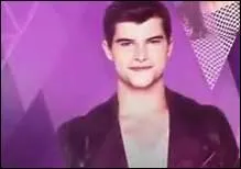 Comment s'appelle le garon qui va changer sa valise avec celle de Francesca sans le faire exprs ?