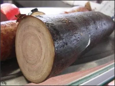 La dernière couche de l'andouille de Guémené est constituée par une baudruche de buf qui est :