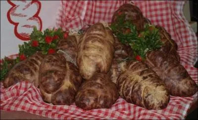 Je vous inviterais bien à partager l'andouille mafflue de Charlieu avec moi, ma préférée, et ensuite nous visiterions ----- dans cette commune de la Loire.