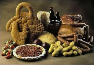 À Couvin aussi, on aime y faire l'andouille. Elle est fabriquée à partir d'un morceau de gros intestin où s'insèrent d'autres boyaux de plus en plus minces, mélangés à 