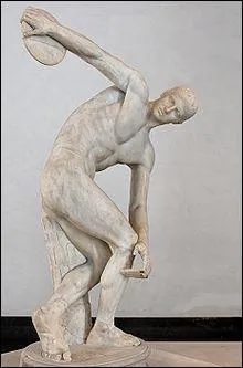 Myron est sans doute le premier à avoir fait « bouger les statues ». Au milieu du Ve siècle avant Jésus-Christ, Il sculpta l'uvre présentée ci-contre. Il n'en reste aujourd'hui que des copies en marbre. Avec cette statue, il parvint à introduire le mouvement dans la statuaire grecque. Comment se nomme cette statue ?