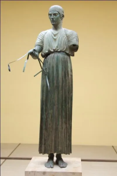 Les grandes statues étaient fabriquées en plusieurs morceaux qui étaient ensuite assemblés. Ainsi, l'aurige de Delphes est constitué de sept parties : torse supérieur ; deux bras ; deux pieds. J'ai cité seulement cinq parties, citez-moi les deux restantes. Une fois les éléments fabriqués et assemblés il faut passer aux finitions, la statue est grattée et polie, les défauts corrigés.