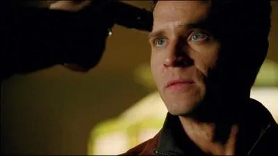 Lieutenant, interprt par Seamus Dever, est un collge et ami du hros et a une femme qui est enceinte mais qui est-ce ?